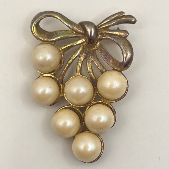 Vintage Bow and Grape Cluster Brooch Pin Faux Pearls Gold Wash 60s 70s - Picture 1 of 10